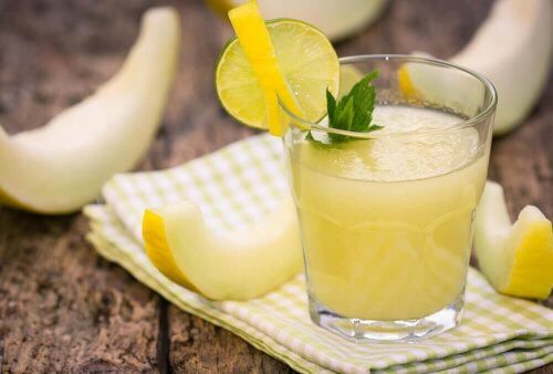 Melonjuice som bidrar til å miste tommer fra midjen din