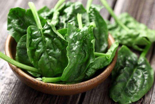 Du kan bekjempe hårtap ved å spise mer spinat.