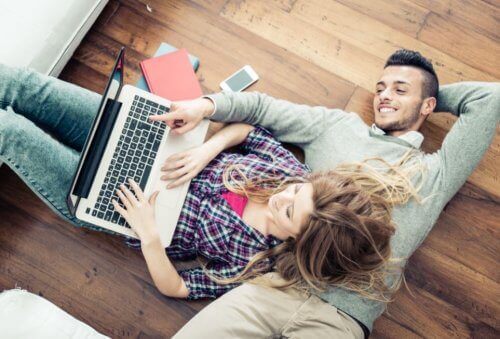 Ungt par holder et ekteskap lykkelig