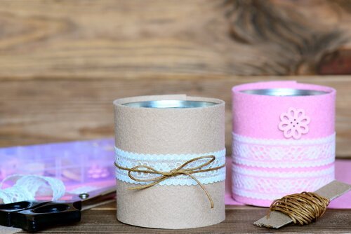 Skrivebordarrangører med basrelieff