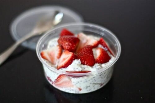 Gresk yoghurt med jordbær og chiafrø