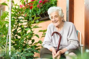 Hjelp eldre mennesker med å takle sykdom
