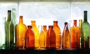 Bruk resirkulerte glassflasker til å dekorere hagen din
