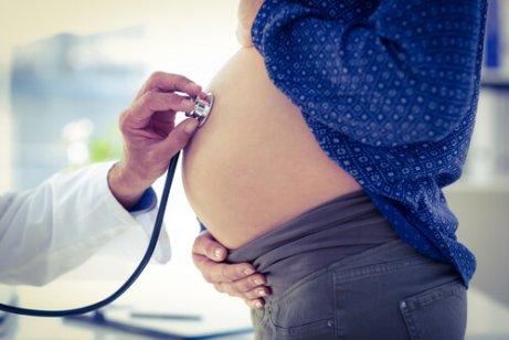 gravid kvinne får undersøkelse for preeklampsi