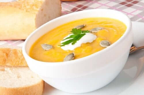 Gresskar suppe med ristet frø og brød.