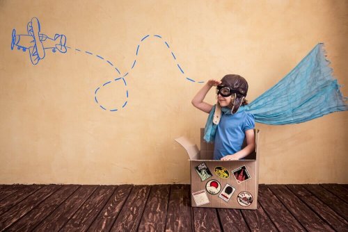 En gutt som leker med en gammel pappeske.