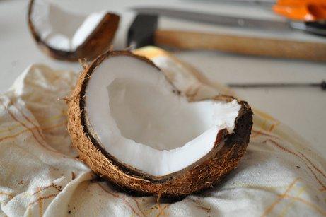 Du kan bruke oljer, som for eksempel fra en kokosnøtt.