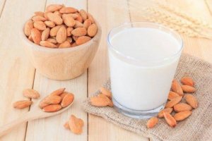 Mandelmelk for å gå ned i vekt - lag din egen!