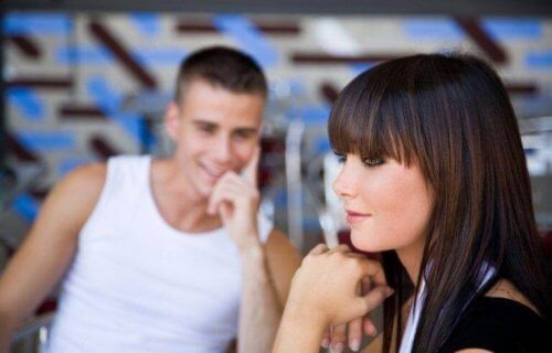 Mann ser på kvinne uten at hun vet det