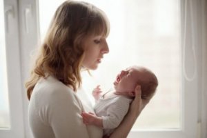 Råd for å roe ned en baby som gråter uten stopp