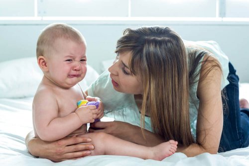 Det finnes ulike måter å roe ned en baby som gråter, men de mest effektive krever ømhet og kjærlighet.