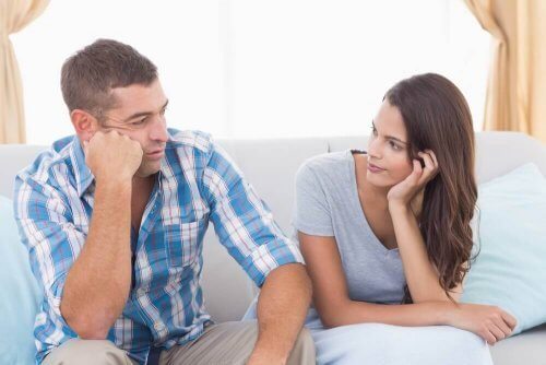 Et par som snakker åpent sammen.