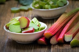 Rabarbra for å hjelpe skjoldkjertelen på en naturlig måte