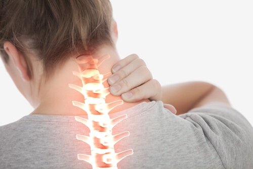 kvinne med nakkesmerter som trenger magnesiumolje