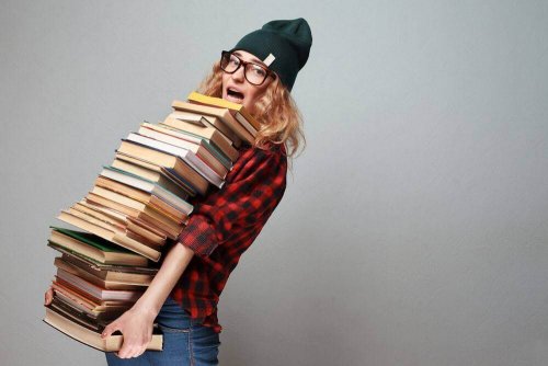 Jente holder en haug med bøker