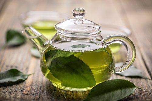 Grønn te med manuka honning for å behandle gastritt. 