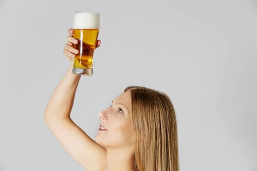 En dame med en halvliter øl som en naturlig hårmaske