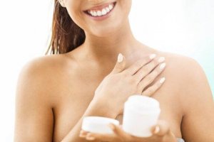 6 tips for å stramme opp huden din naturlig