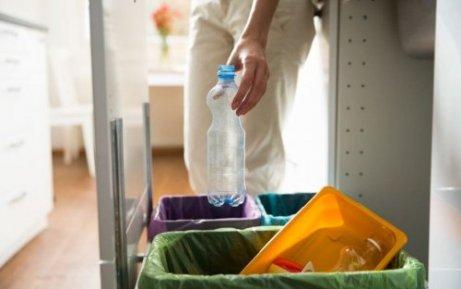 Person resirkulerer for å redusere avfall