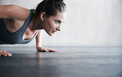 Tren for å stramme opp huden din naturlig