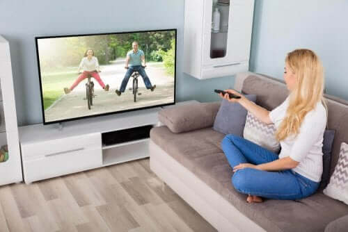 Kvinne ser på TV