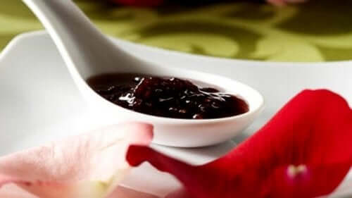 bærsyltetøy i en skje