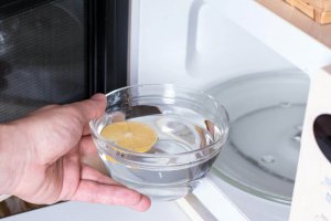 Tips for å rengjøre komfyren og mikrobølgeovnen naturlig