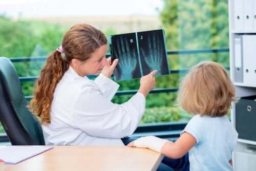 lege og barn ser på røntgenbilder