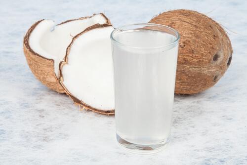 4 fordeler ved å inkludere kokosvann i kostholdet ditt