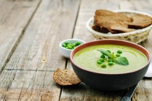 Lær å lage en smakfull kremet ertesuppe med bacon