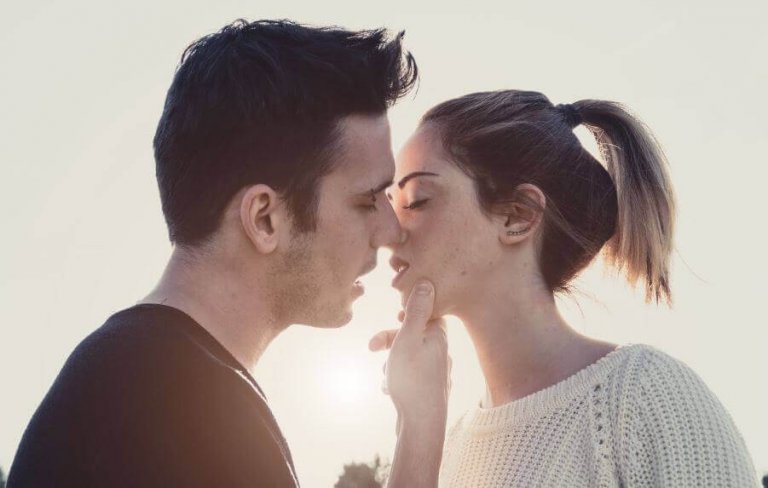 10 teknikker som gjør deg til en bedre kysser
