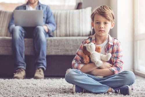 Barn sitter på gulvet