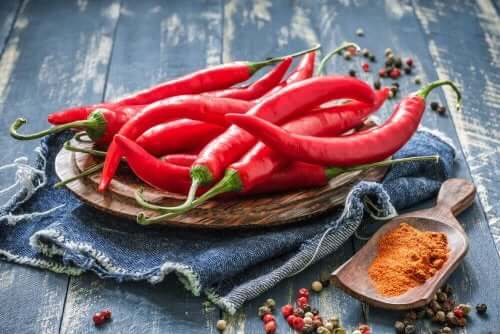 Chili som skal i en sterk tomatsaus som passer til ost- og havreboller