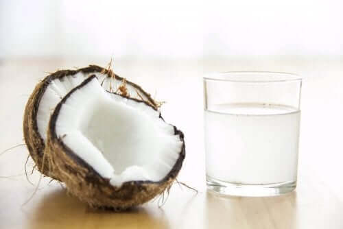Et glass med kokosvann