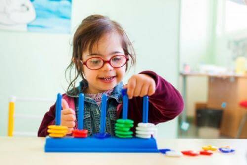 Jente med Downs syndrom leker
