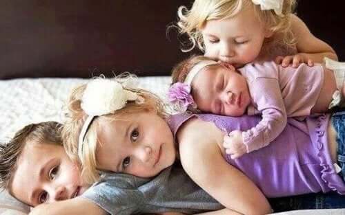 Søsken som er glade i hverandre