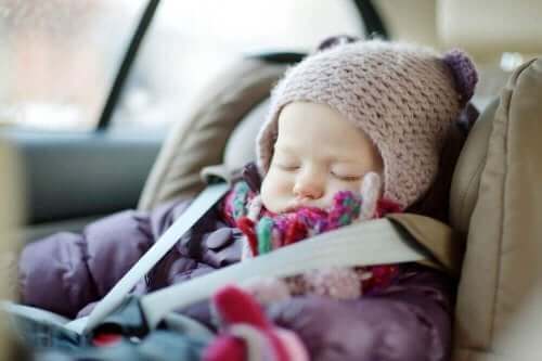 Selv om de elsker det, er det ikke bra for babyer å sove i bilsete.