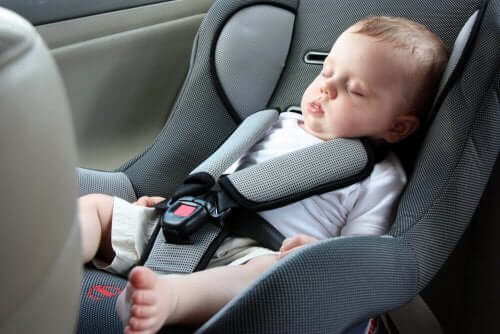 Derfor bør ikke spedbarn sove i bilsetet