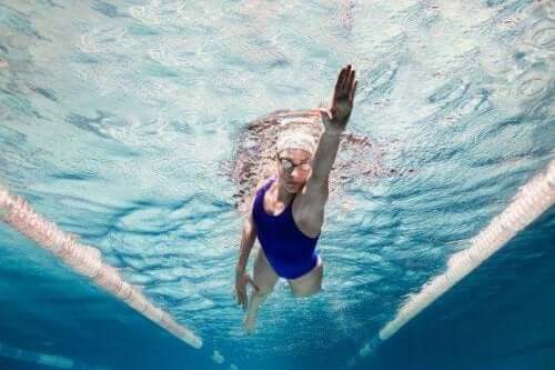 Fem overraskende psykologiske fordeler med svømming