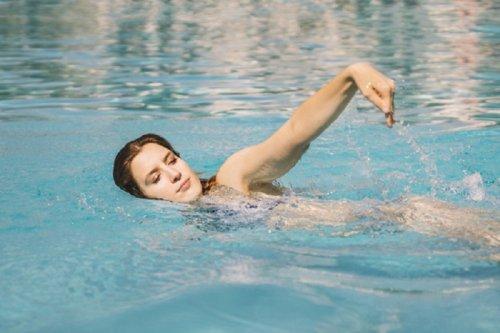 Kvinne som svømmer