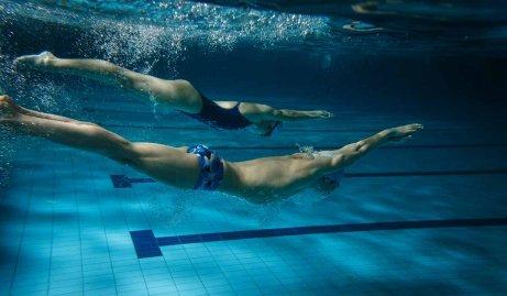 To personer svømmer sammen