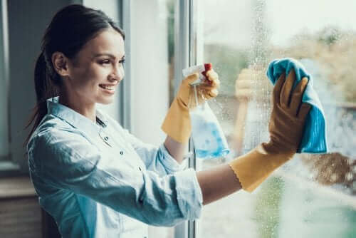 Kvinne vasker vinduer