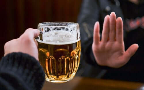 Kvinne sier nei til alkohol