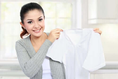 Kvinne vasker klær