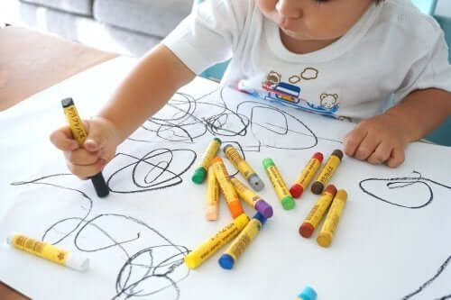 En liten gutt tegner.