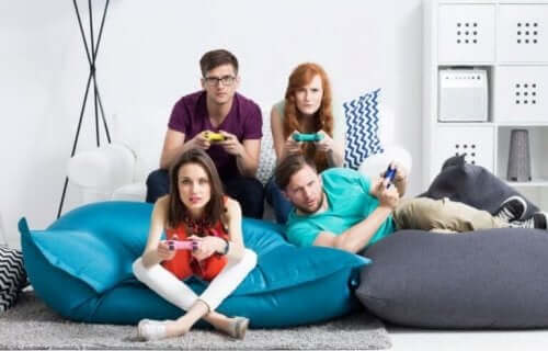 Familie som spiller videospill.