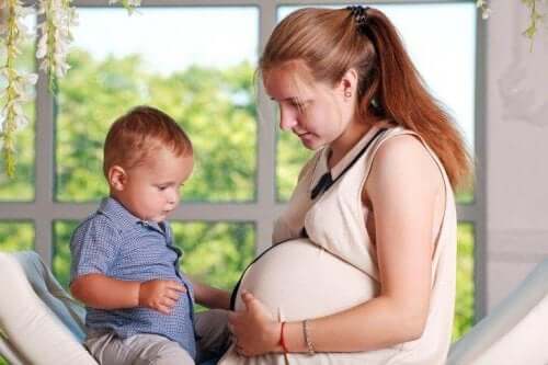 Gravid kvinne med barn