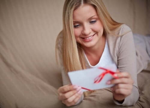 Send et kjærlighetsbrev til partneren din i et langdistanseforhold.