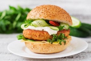 En deilig kyllingburger som er full av proteiner