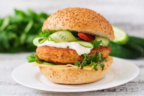 En deilig kyllingburger som er full av proteiner